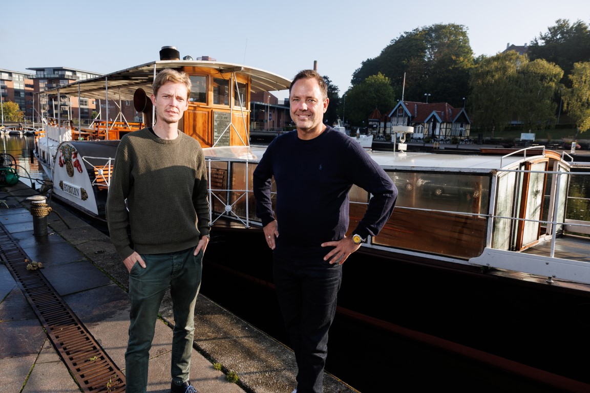 Christoffer Josefsen (tv.) er direktør for det historiske selskab Hjejlen A/S, ligesom han er skipper på selve Hjejlen, mens Tommy Gubi Duelund er adm. direktør for Hjejleselskabet.