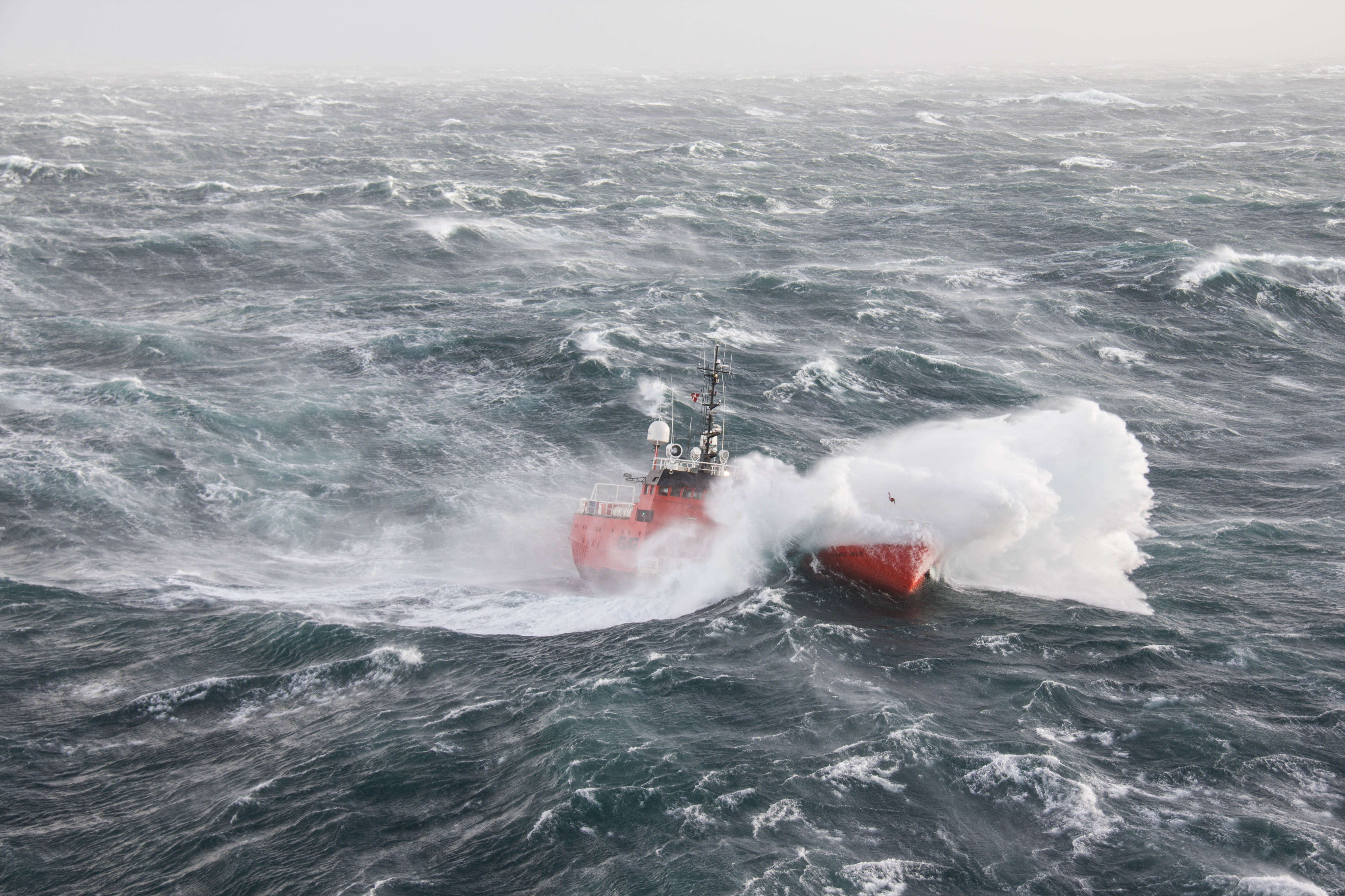 Selv i hårdt vejr, som ikke er nogen sjældenhed på Nordsøen, skal Esvagt kunne rykke sikkert ud.