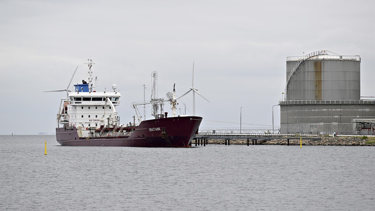 Produkttankeren Oratank med en længde på 106 meter og en sommerdødvægt på 4.900 ton har sejlet med primært madolie for M.H. Simonsen siden hun blev leveret til rederiet i 2008.