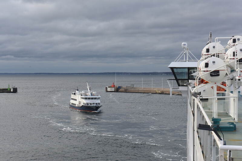 Kommunikationen med andre fartøjer i nærheden er essentielt for sikkerheden. Her er sundbussen Pernille på vej ind i Helsingborgs havn i kølvandet på Aurora.