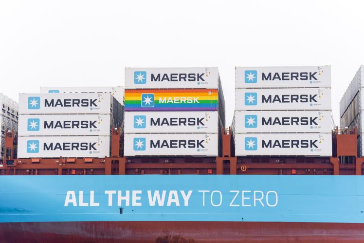 Mærsks regnbuecontainere bevæger sig rundt på kloden for at vise rederiets engagement i rettigheder for og opmærksomhed omkring LGBTQ+.