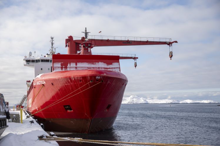 Mary Arctica i havnen i Nuuk, hvor UFDS var på besøg i midten af marts. De to kraner kan løfte 45 ton hver med en rækkevidde på knap 30 meter.