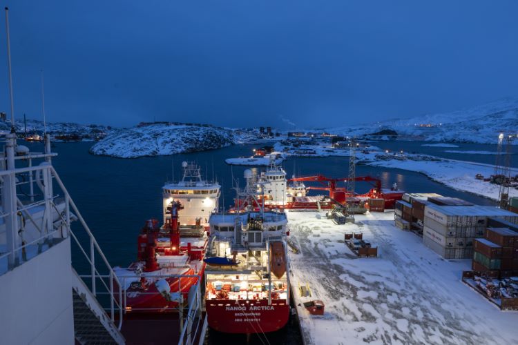 Fire af Royal Arctic Lines skibe lå sammen med Tukuma i den nye del af havnen i Nuuk.