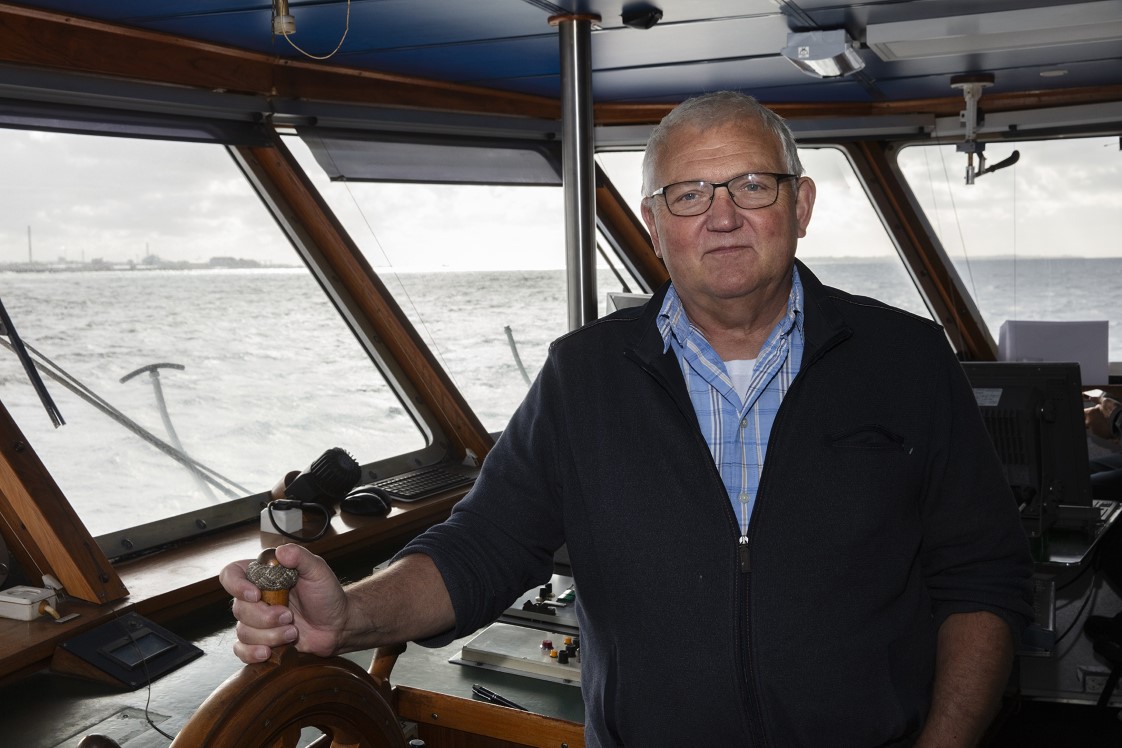 Hans Froholdt er uddannet fra SIMAC i 1986 og har sejlet i mange år som skipper hos blandt andet DFDS.
